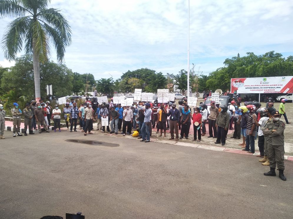 Kelompok massa dari KRMB berunjuk rasa di halaman Kanto Bupati Maggarai Barat, di Labuan Bajo, Senin, 15 November 2021.