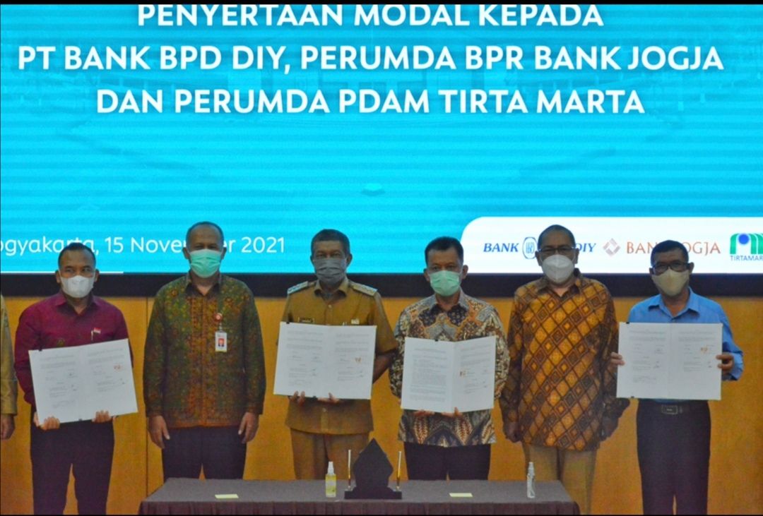 Walikota Yogyakarta Haryadi Suyuti menyerahkan penyertaan modal untuk 3 BUMD yaitu BPD DIY, BPR Bank Jogja, dan PDAM Tirta Marta, Senin (15/11/2021).