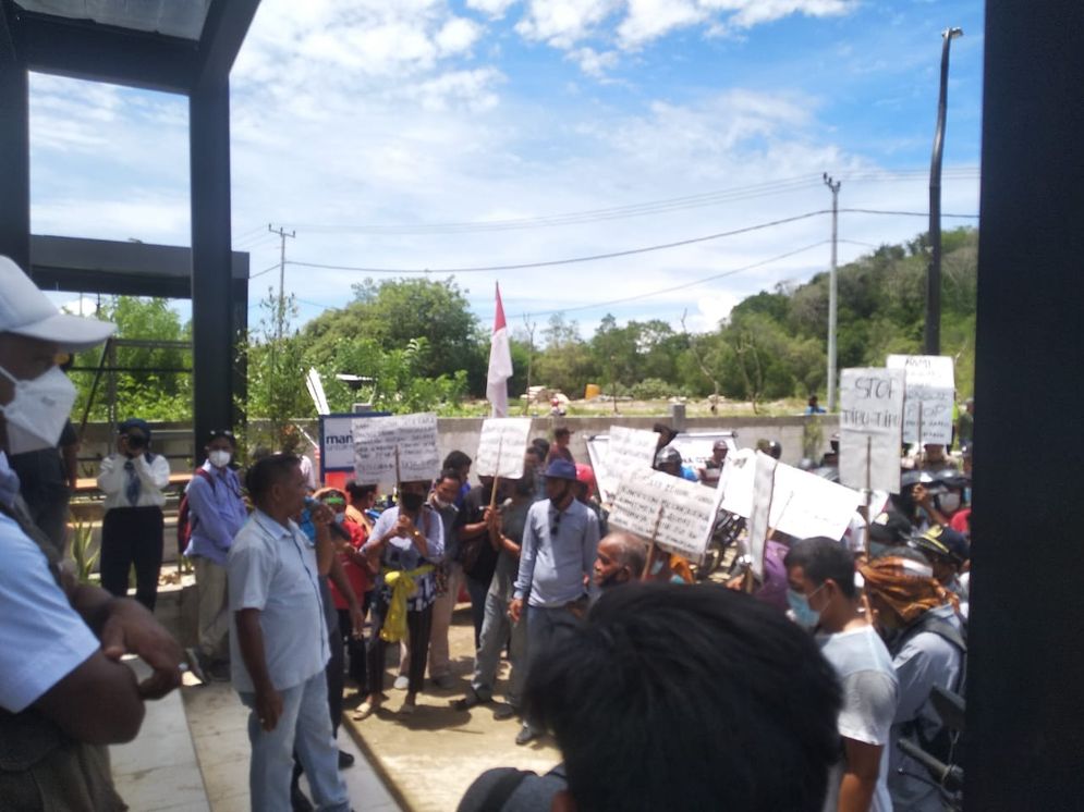 Warga masyarakat Racang Buka sedang berunjuk rasa terkait 150 ha tanah mereka yang dikuasai BPOLBF.