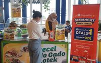 Foto 1 - Seorang pengunjung sedang melakukan transaksi menggunakan ShopeePay sembari menikmati promo cashback 90% di sentra kuliner Taste Food Maliobororansaksi.jpg
