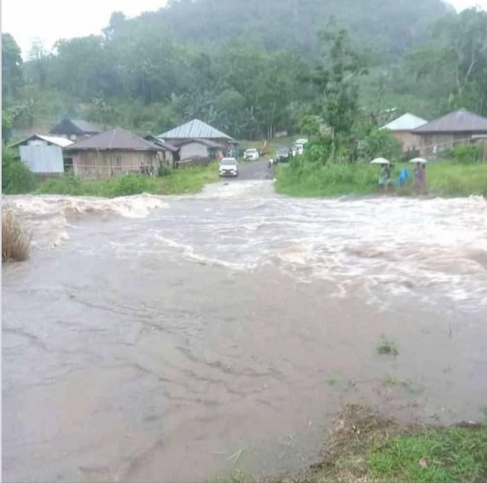 Kali Pumpung di Desa Loha, Kecamatan Macang Pacar, Kabupaten Manggarai Barat yang  meluap akibat hujan deras sepanjang hari Selasa, 16 November 2021.