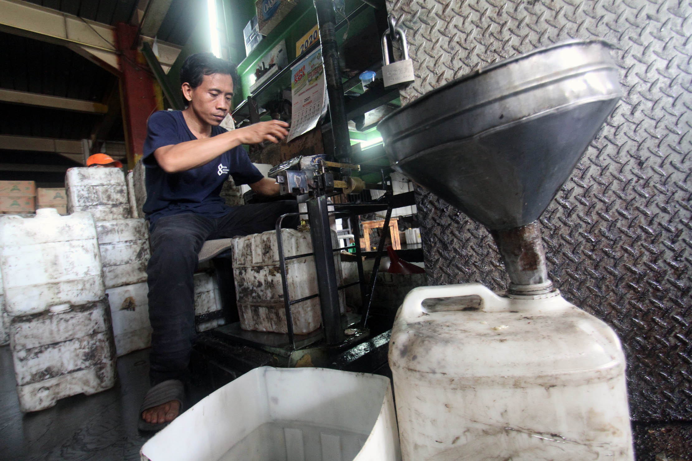 Aktifitas sebuah agen minyak goreng curah di kawasan Pasar Cipete Jakarta Selatan, Selasa 16 November 2021. Foto : Panji Asmoro/TrenAsia
