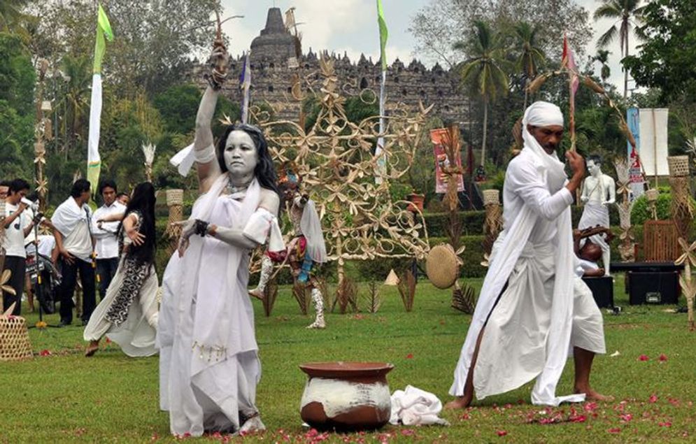 Sejumlah seniman Komunitas Lima Gunung menampilkan kolaborasi tari, olah tubuh, dan musik kontemporer untuk menyambut gelaran Borobudur Writers And Cultural Festival (BWCF) 2021.