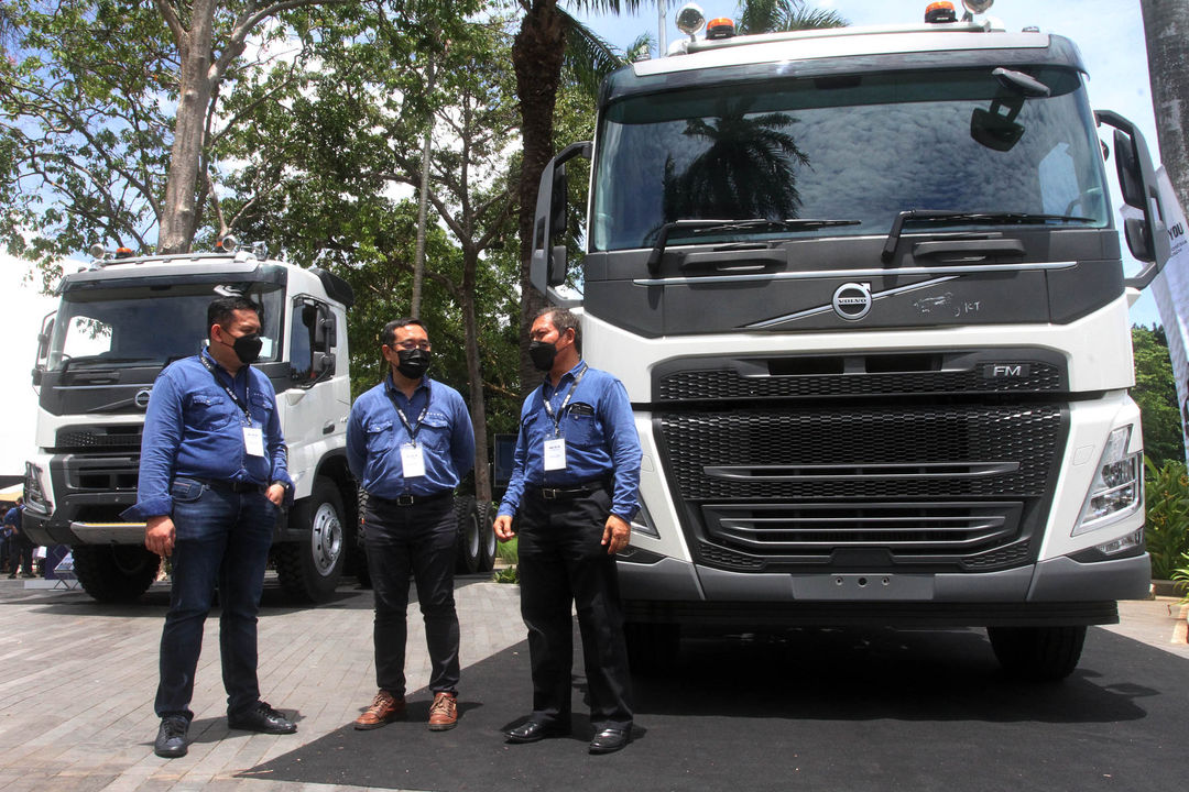 President Director PT Wahana Inti Selaras (Indomobil Group) Bambang Prijono (tengah) bersama Direktur PT Eka Dharma Jaya Sakti Pantas Sihombing (kanan) dan Chief Operating Officer PT Indotruck Utama Eka Lovyan (kiri) saat acara Media Gathering Made For you Volvo Trucks Indonesia New Range Launch di Jakarta, Selasa 16 November 2021. Foto : Panji Asmoro/TrenAsia