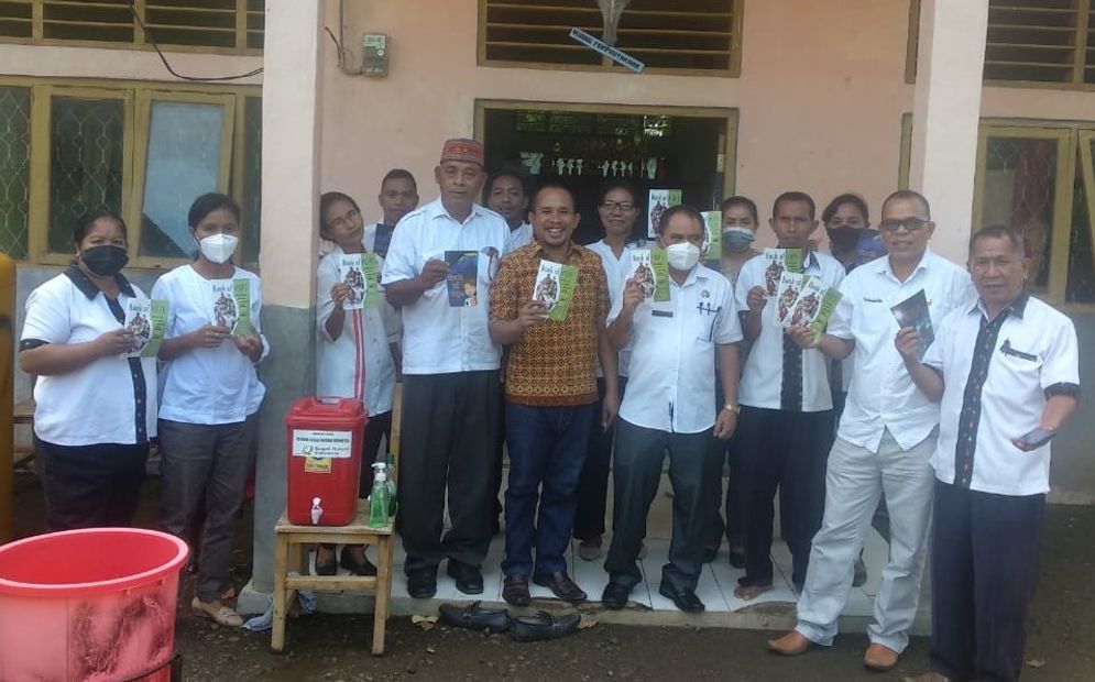 Pengurus Yayasan Permata Flores (YPF) berfoto bersama usai acara penyerahan 21 ribu eksemplar buku anak-anak dan remaja untuk sejumlah sekolah di Kabupaten Manggarai Timur , rabu, 17 November 2021.