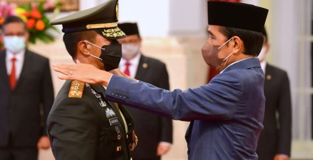 Presiden Joko Widodo melantik dan mengambil sumpah jabatan Jenderal Andika Perkasa sebagai Panglima Tentara Nasional Indonesia (TNI), pada Rabu, 17 November 2021. 