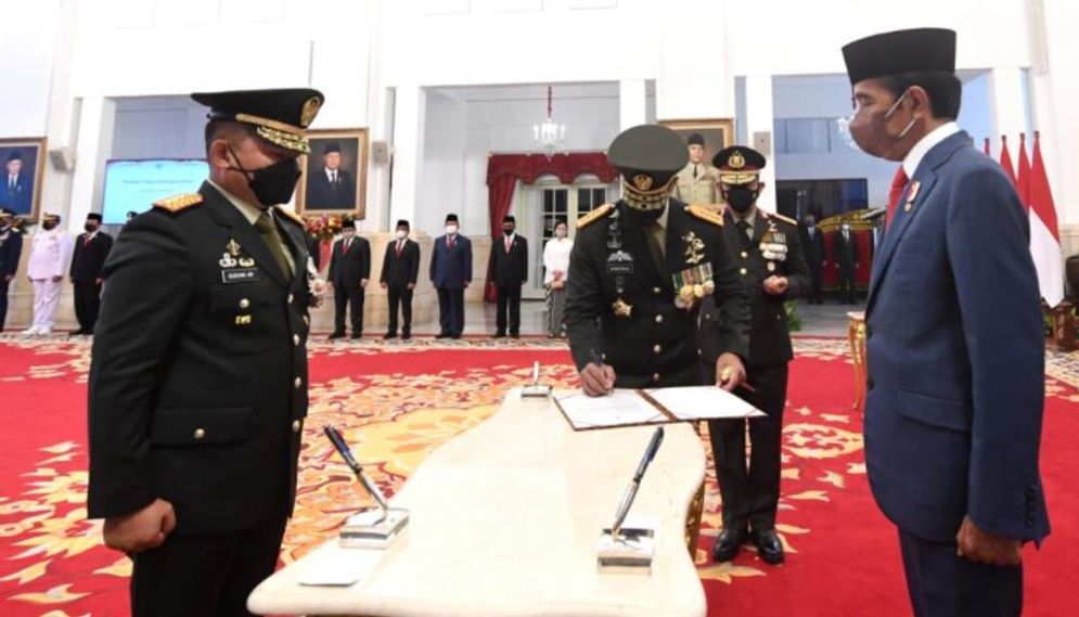 Presiden Joko Widodo melantik Letnan Jenderal TNI Dudung Abdurachman sebagai Kepala Staf Angkatan Darat (KSAD) di Istana Negara, Jakarta, pada Rabu, 17 November 2021. 