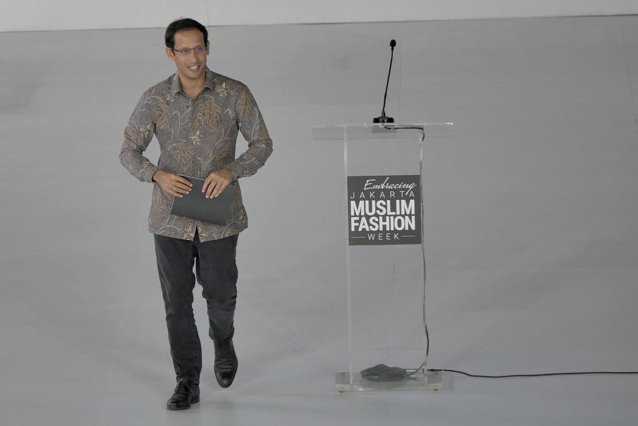 Menteri Pendidikan Budaya, Riset, dan Teknologi Nadiem Makarim usai membuka gelaran Embracing Jakarta Muslim Fashion Week di stadion Aquatic Gelora Bung Karno (GBK), Jakarta, Kamis, 18 November 2021. Foto: Ismail Pohan/TrenAsia