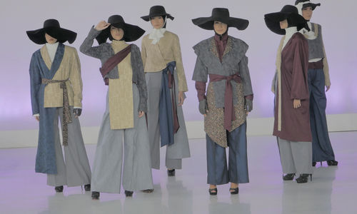 Model memperagakan busana muslim diatas catwalk saat gelaran Embracing Jakarta Muslim Fashion Week di stadion Aquatic Gelora Bung Karno (GBK), Jakarta, Kamis, 18 November 2021. Foto: Ismail Pohan/TrenAsia