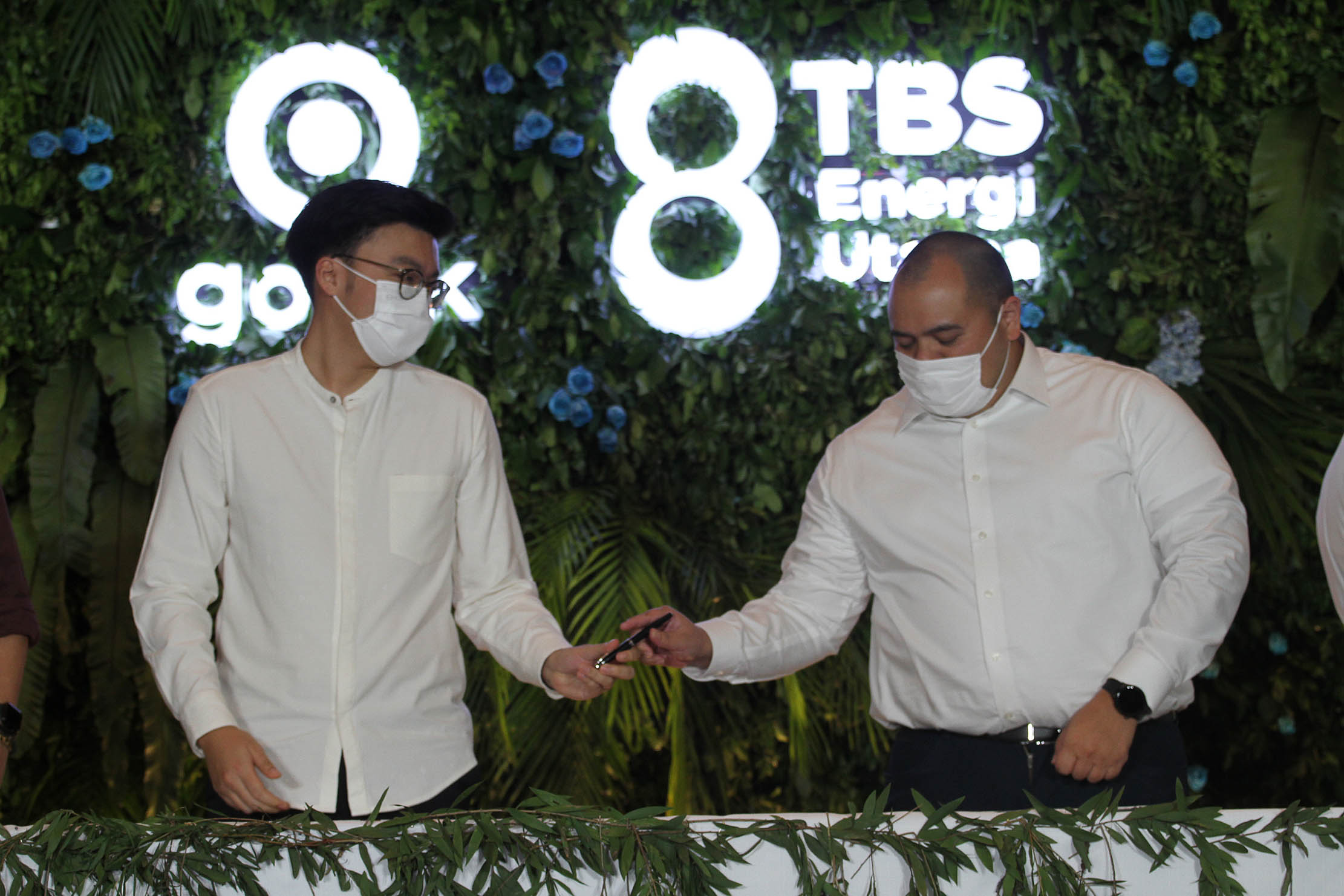 CoFounder & CEO Gojek - Kevin Aluwi dan Wakil Direktur Utama PT TBS Energi Utama Tbk - Pandu Patria Sjahrir usai menandatangani komitmen kerja sama dalam membentuk usaha patungan atau Joint Venture (JV) bernama Electrum, di Jakarta Kamis 18 November 2021. Foto : Panji Asmoro/TrenAsia