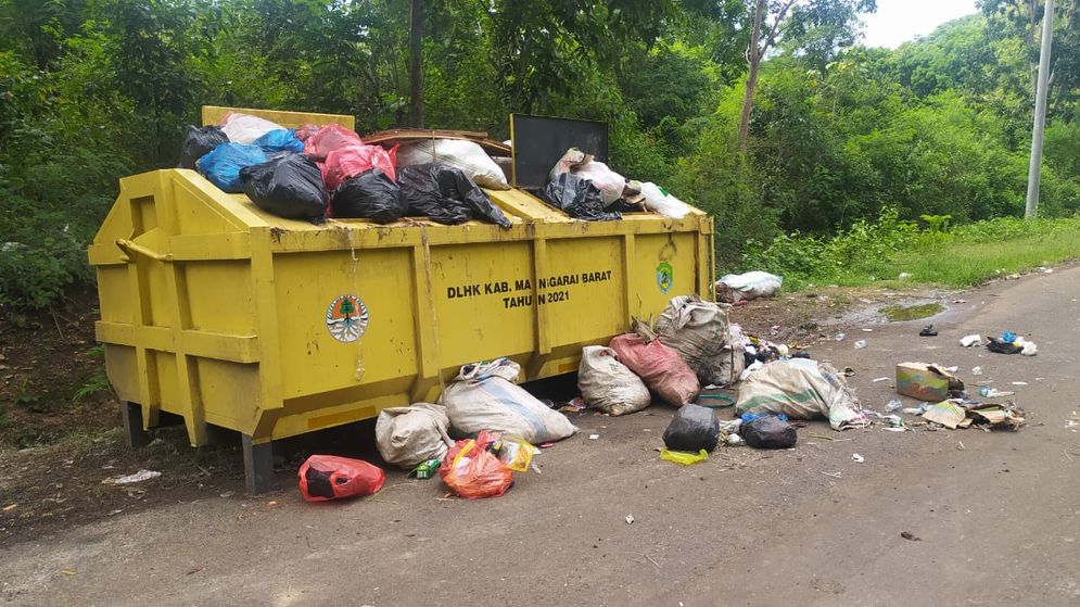 Sampah-sampah berserakan dipinggir jalan Wae Nahi, Kelurahan Wae Kelambu,Labuan Bajo, Jumat 19 November 2021.