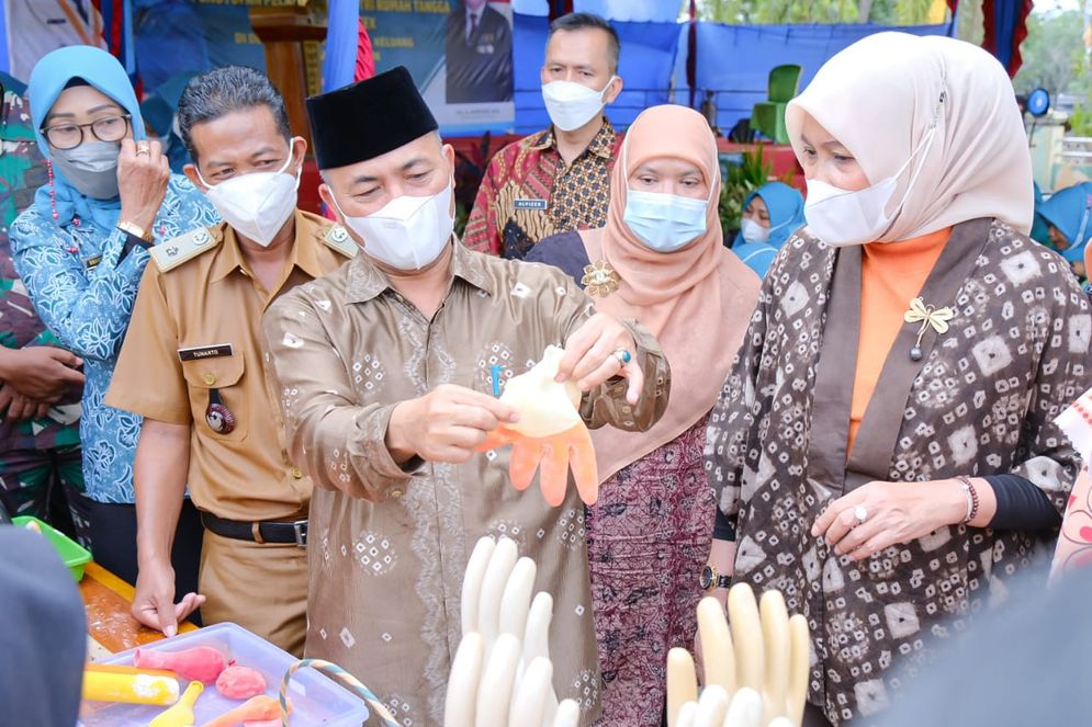 KELUANG, WongKito.co - Pemkab Musi Banyuasin memroyeksikan satu desa satu produk hilirisasi industri rumah tangga berbasis lateks dengan mengandeng kaum perempu