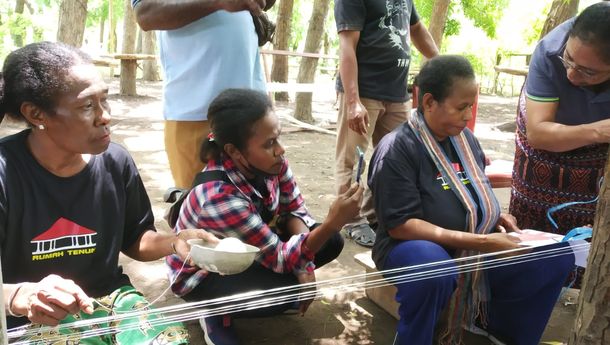 Perwakilan Komunitas Tenun Terfo Papua Belajar Tenun Ikat di Sentra Jata Kapa Maumere Selama 4 Hari