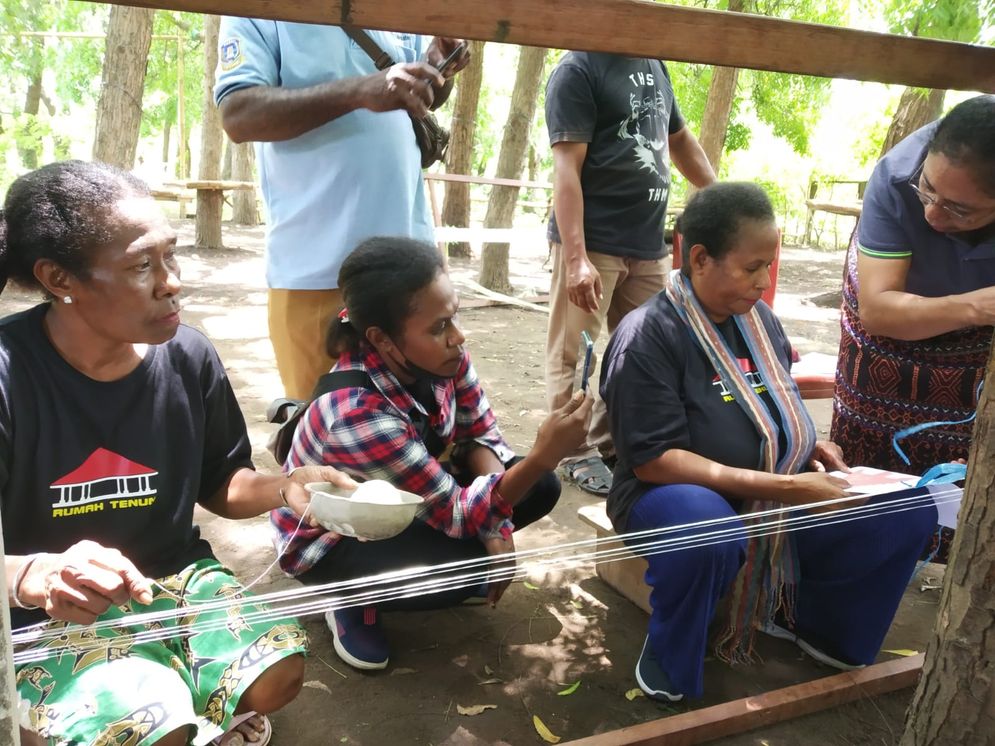 Perwakilan dari Komunitas Tenun Terfo dari  Kabupaten Sarmi, Papua sedang melajar tenun ikat di Sentra Jata Kapa, Maumere, Flores.