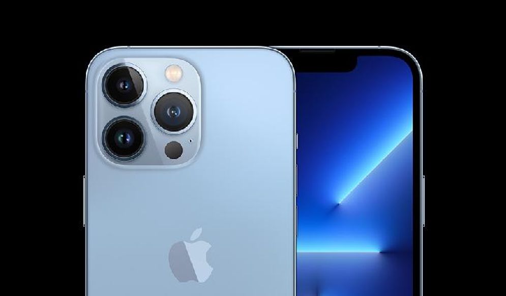 iPhone 13 Pro varian warna Sierra Blue menjadi model yang paling laris dipesan.