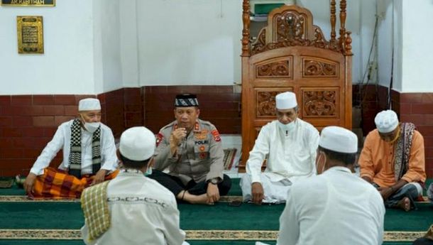 Kapolda NTT Sholat Jumat di Masjid Besar Ar- Rabitah, Tempat Sukarno Biasa Sholat Saat  Berada di Ende
