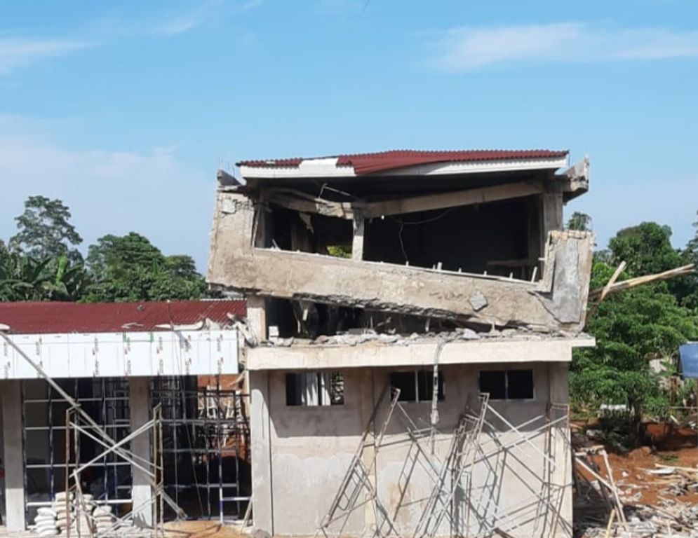 Konstruksi bangunan Puskesmas Warsewa yang roboh.