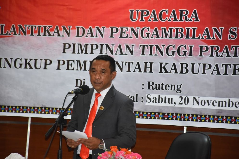 Bupati Manggarai, Herybertus G. L. Nabit, SE.,MA, melantik 8 Pejabat Eselon II b atau Jabatan Pimpinan Tinggi Pratama (JPTP) Lingkup Pemerintah Kabupaten Manggarai, pada Kamis 20 November 2021, pukul 17.00 Wita, bertempat di Aula Ranaka Kantor Bupati Manggarai. 