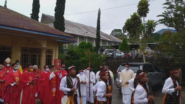 'Tarian Ja'i' Warnai Misa Krisma di Paroki Santo Klaus Kuwu, Manggarai