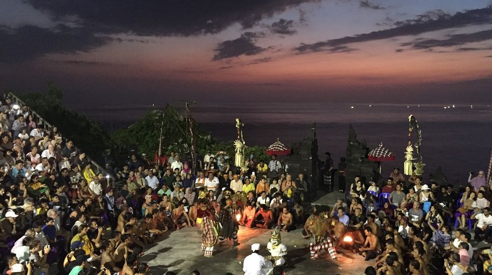 Pertunjukan Tari Kecak di Pura Uluwatu, Kabupaten Badung, Bali.