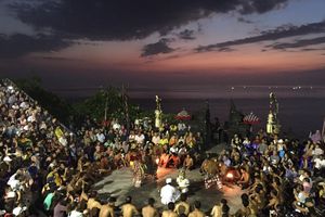 Pertunjukan Tari Kecak di Pura Uluwatu, Kabupaten Badung, Bali.