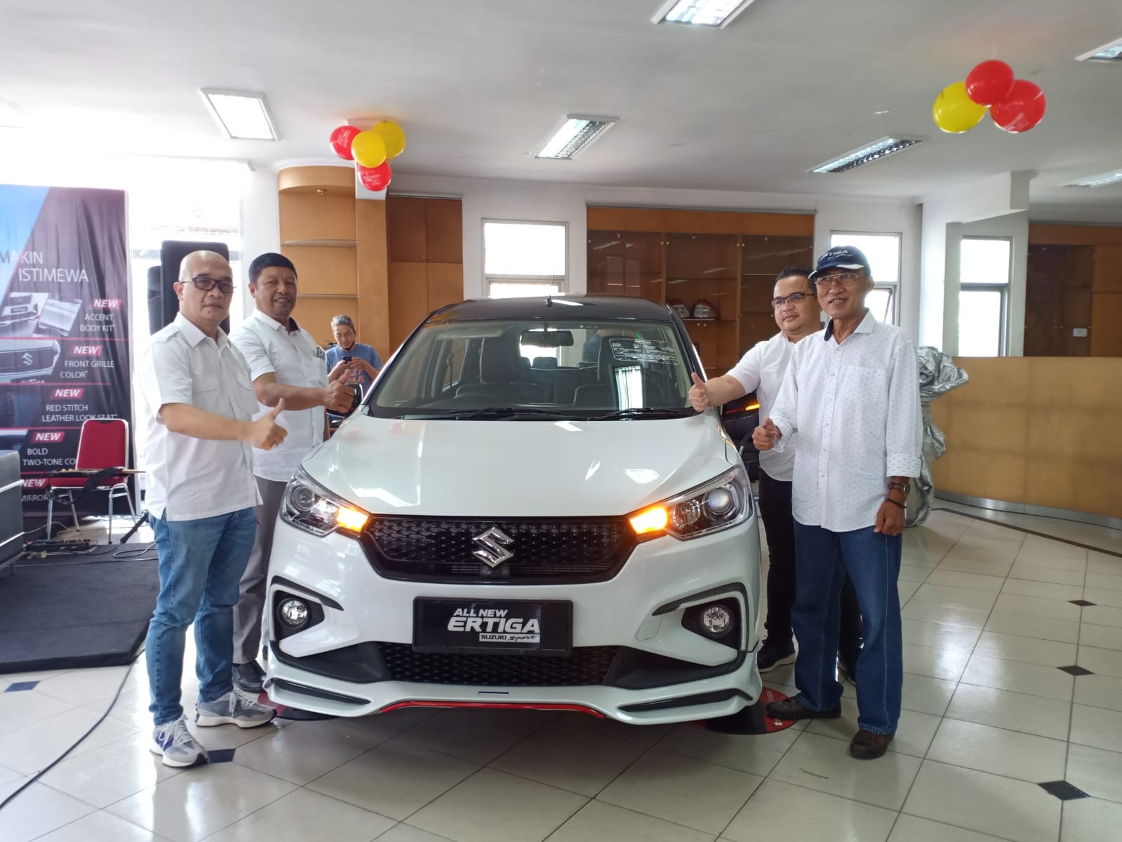 Traener Manager Samakerindo, Agus Catur Purnomo, GM Samekarindo Bambang Janu Ismoyo, Dekriswan Zihono selaku COO Samekarindo Bpn, Samuel Banurea, BM dalam Peluncuran All New Ertiga Suzuki Sport FF, pasa Sabtu (20/11/2021)