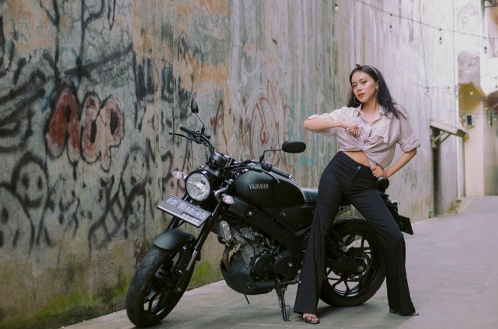 Afifa Manca Nabila (22) saat menjalani sesi photoshoot bersama motor Yamaha di ajang Pemilihan Yamaha Top Model 2021.