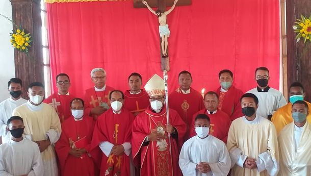 Uskup Ruteng, Mgr Siprianus Hormat Pimpin Misa Krisma di Paroki St Klaus Kuwu