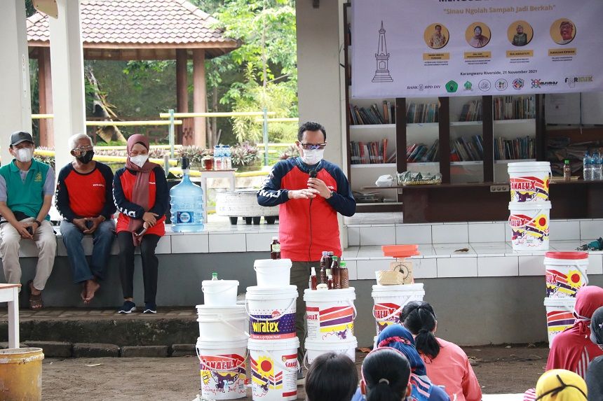 Wakil Walikota Yogyakarta melihat dari dekat pemanfaatan sampah rumah tangga menjadi eco enzyme di Kelurahan Karangwaru, Minggu (21/11/2021).