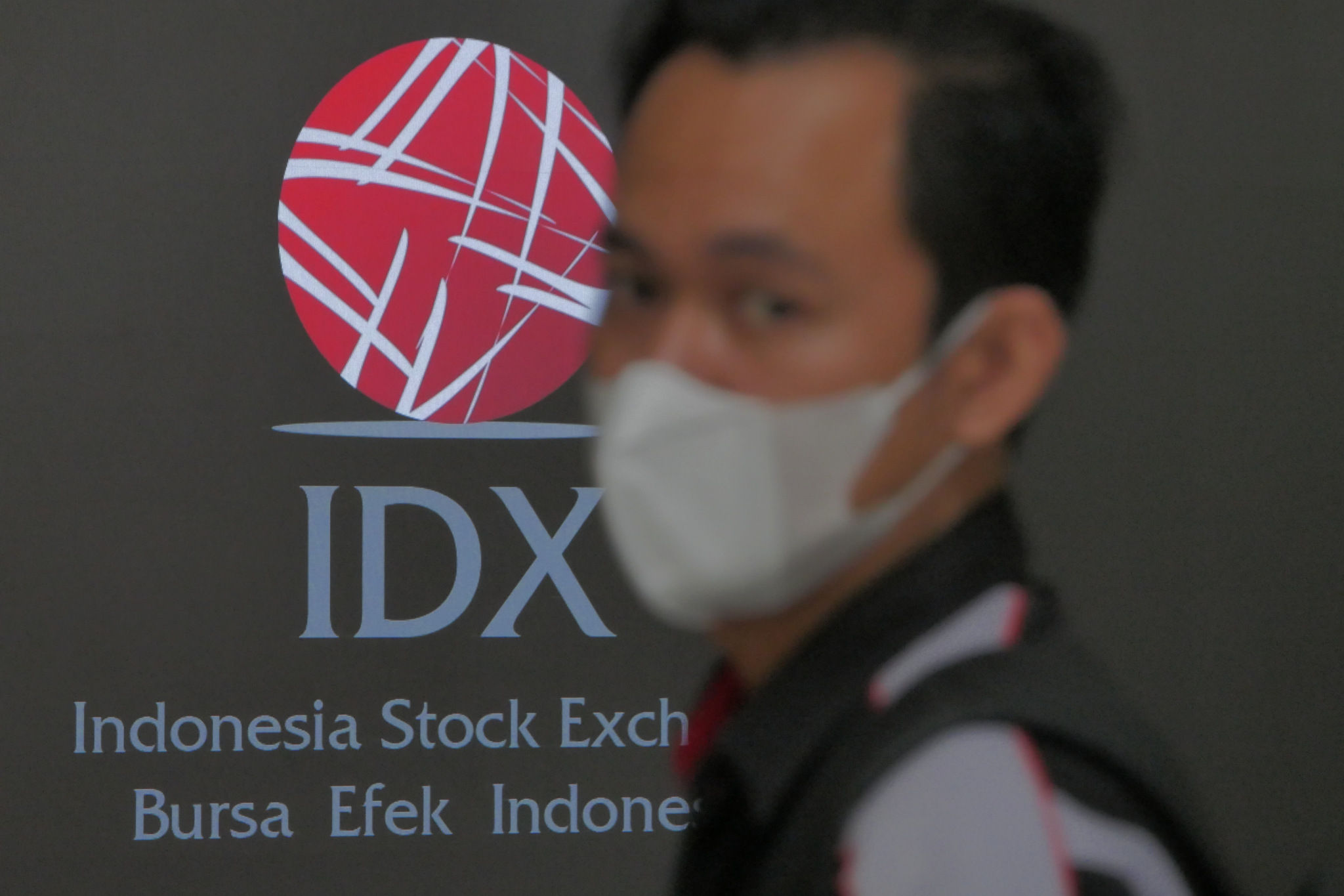 Karyawan beraktivitas di Gedung Bursa Efek Indonesia (BEI) Jakarta, Senin, 22 November 2021. Foto: Ismail Pohan/TrenAsia
