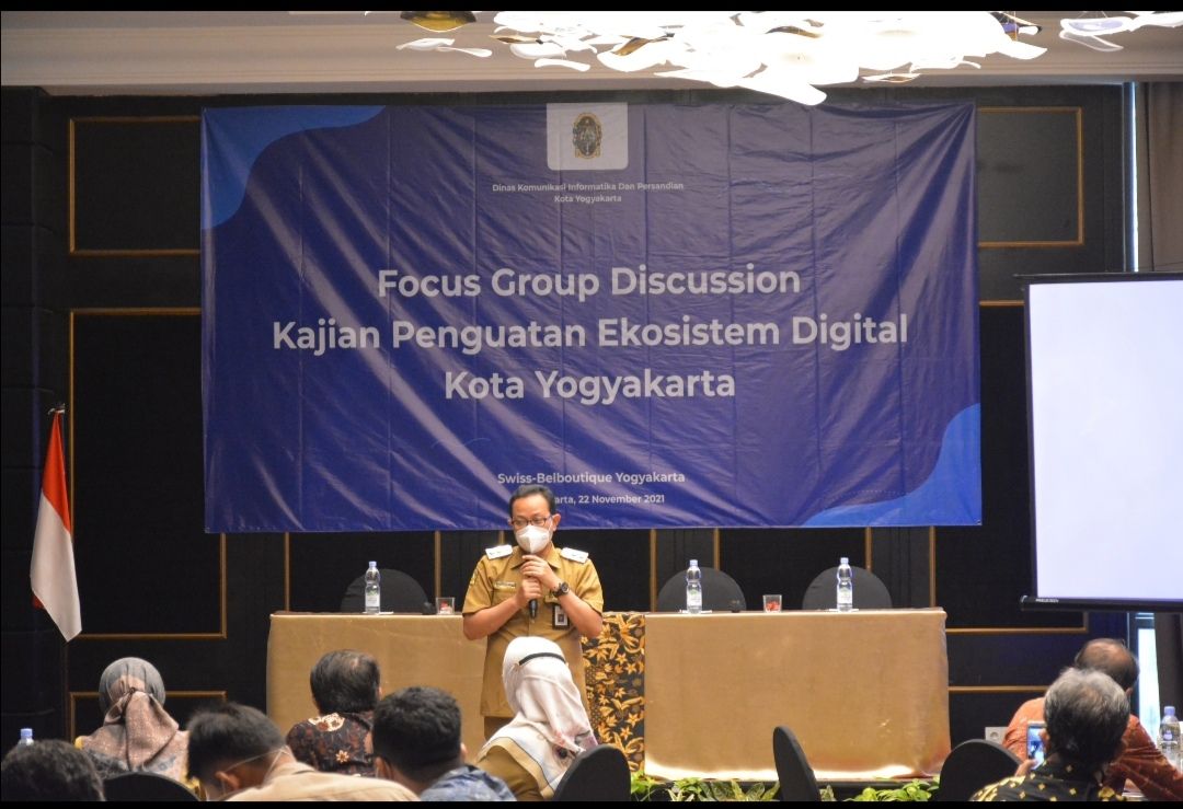 Wakil Walikota Yogyakarta Heroe Poerwadi saat membuka acara Focus Group Discussion (FGD) kajian Penguatan Ekosistem Digital yang digelar oleh Dinas Komunikasi Informatika dan Persandian (Diskominfosan), di Swissbell Hotel, Senin (22/11/2021).