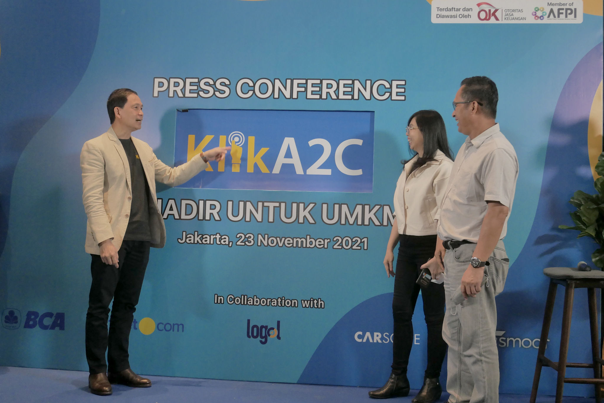 (Kiri ke Kanan): Chief Executive Officer KlikA2C Djoemingin Budiono, Chief Operation Officer KlikA2C Bong Elysabet, dan Direktur Eksekutif Asosiasi Fintech Pendanaan Bersama Indonesia (AFPI) Kuseryansyah saat peresmian rebranding KlikACC menjadi KlikA2C di Jakarta, Selasa, 23 November 2021. Foto: Ismail Pohan/TrenAsia