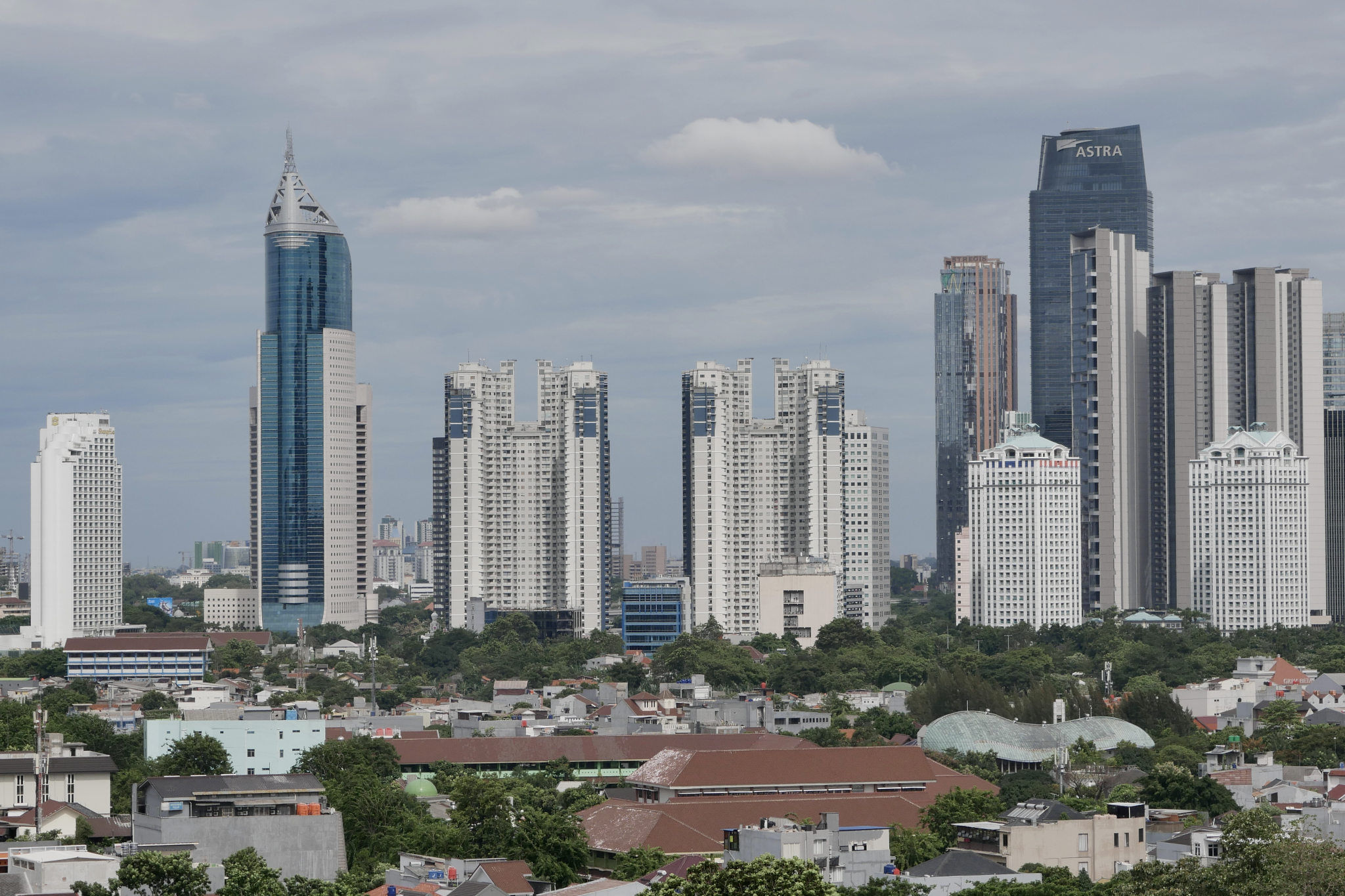 Lanskap gedung bertingkat dan perkantoran diambil dari kawasan Senayan, Jakarta, Selasa, 23 November 2021. Foto: Ismail Pohan/TrenAsia