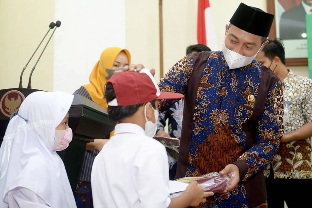 Bupati Pacitan, Indatata Nur Bayuaji memberikan bantuan ke anak yatim dampak Covid-19 di Pendopo Kabupaten Selasa 23 November 2021.