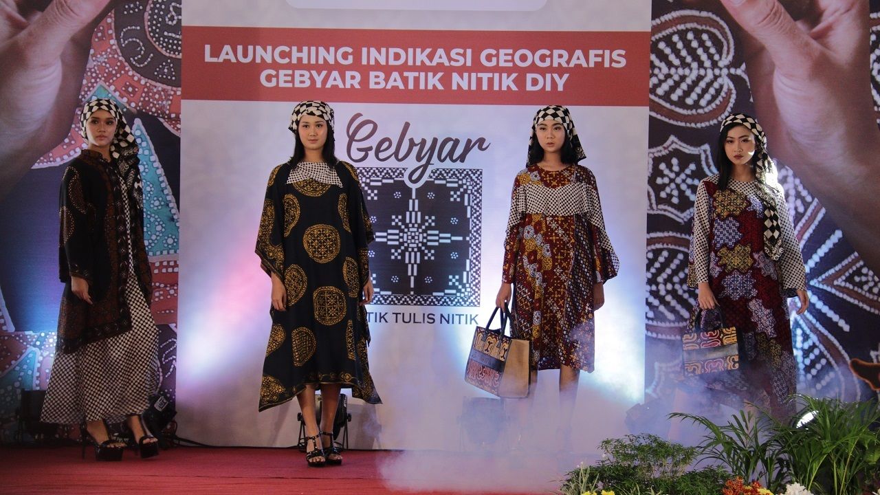 Fashion show batik nitik dalam acara Gebyar Batik Nitik DIY di Trimulyo, Jetis, Bantul, Selasa (23/11/2021).
