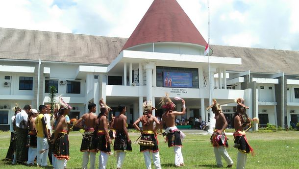 Kabupaten Matim Berultah ke-14:  Pejabat Sebut Banyak Pencapaian, Netizen Beri Kado 'Puisi'  Bernada Sinis 