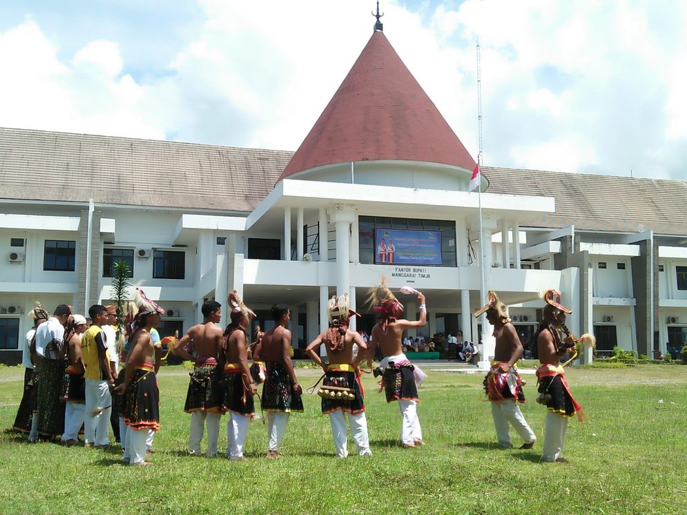 Atraksi tarian Caci menyemarakkan Ultah ke-14 Kabupaten Manggarai