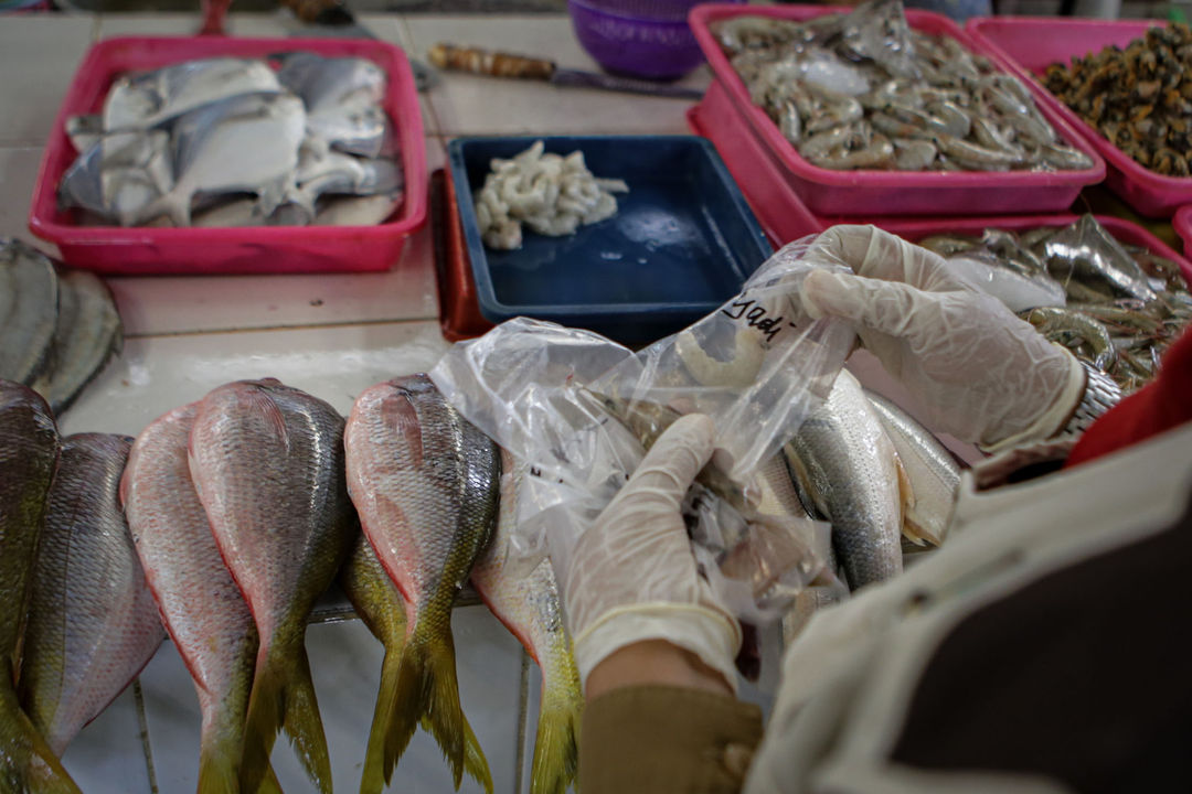 Petugas Dinas Ketahanan Pangan Kota Tangerang melakukan uji sampel makanan di Modern Town Market, Kota Tangerang , Selasa 23 November 2021. Foto : Panji Asmoro/TrenAsia