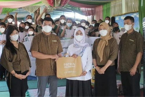 Patra Malioboro Hotel memberikan bantuan kepada Yayasan Ngudiraharjo Panti Asuhan Bina Siwi Yogyakarta, akhir pekan lalu. 