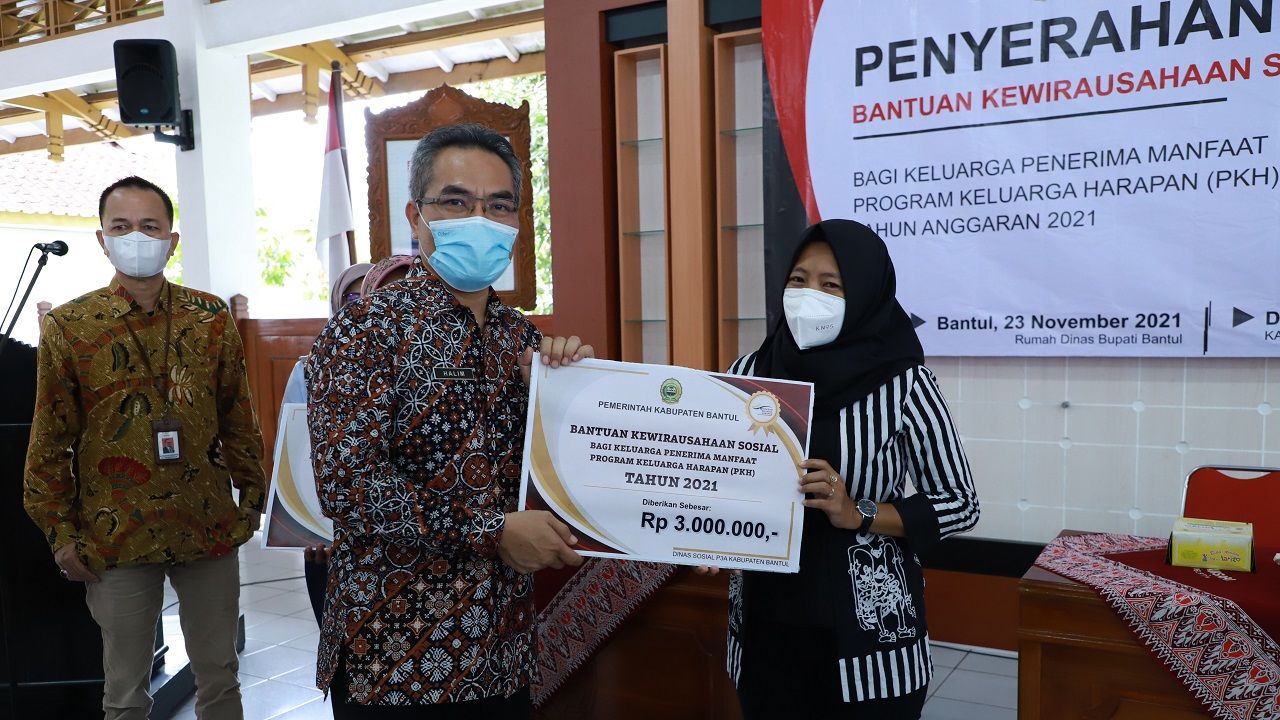 Bupati Bantul Abdul Halim Muslih menyerahkan secara simbolis bantuan kewirasahaan kepada Keluarga Penerima Manfaat Program Keluarga Harapan, Selasa (23/11/2021).