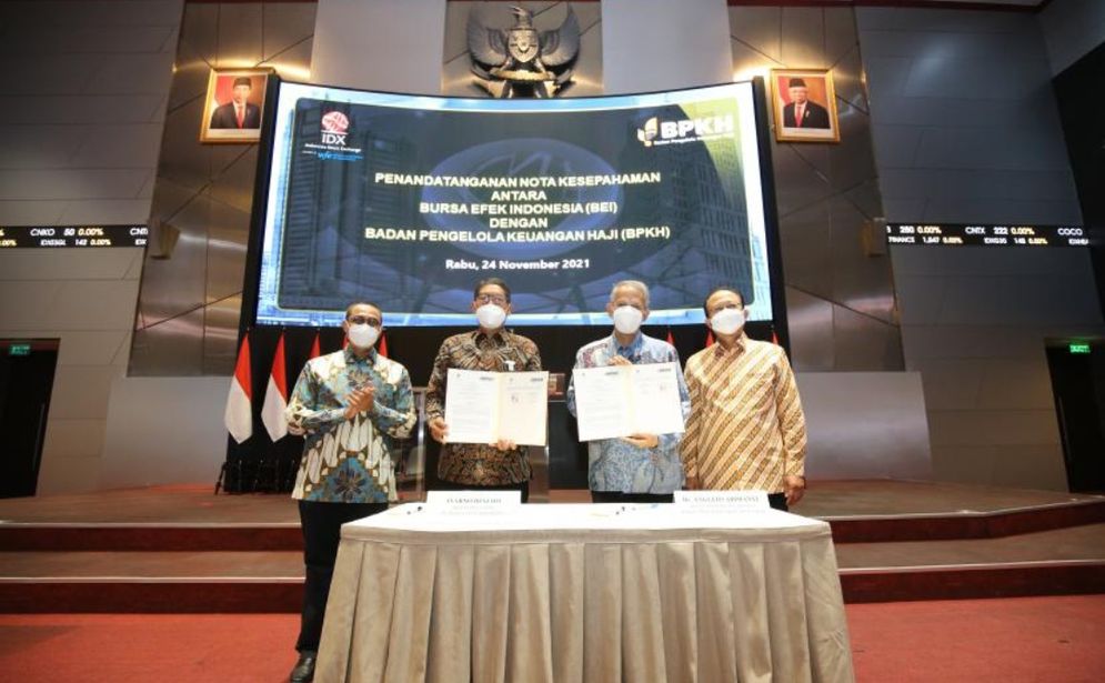 Bursa Efek Indonesia (BEI) dan Badan Pengelola Keuangan Haji (BPKH) melakukan penandatanganan nota kesepahaman. 