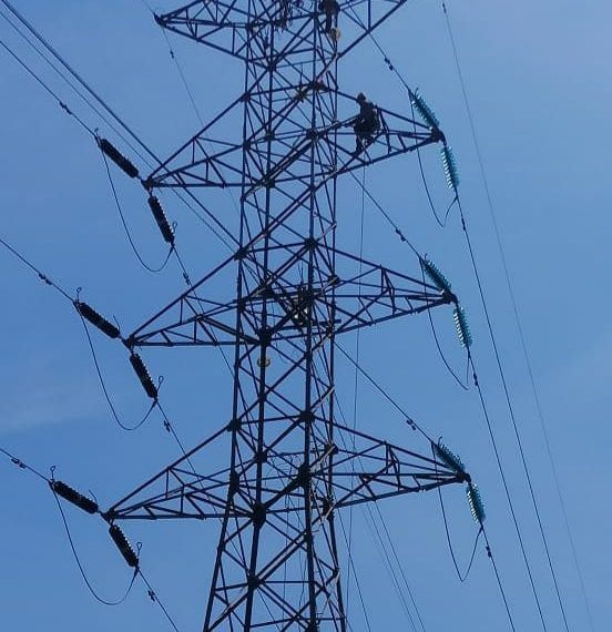 kawat baja pertahanan tower atau Ground Steel Wire (GSW) yang diperbaki PLN di Pulau Madura
