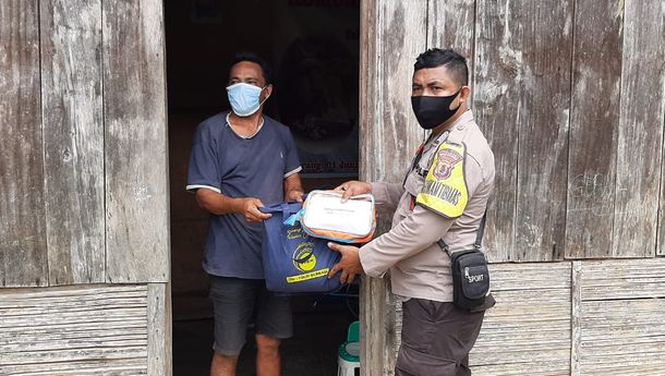 Bhabinkamtibmas Polsek Komodo Bagikan Sembako, Warga Desa Nggorang: 'Terima Kasih'