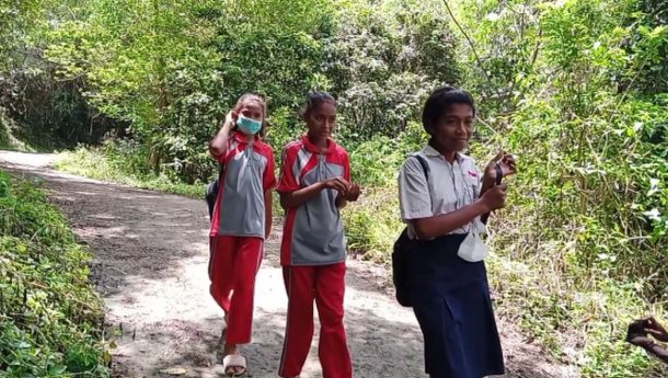 Derita Puluhan Pelajar di Desa Gera, Sikka: Setiap Hari Berjalan Kaki 5 Kilometer selama Dua Jam ke Sekolah