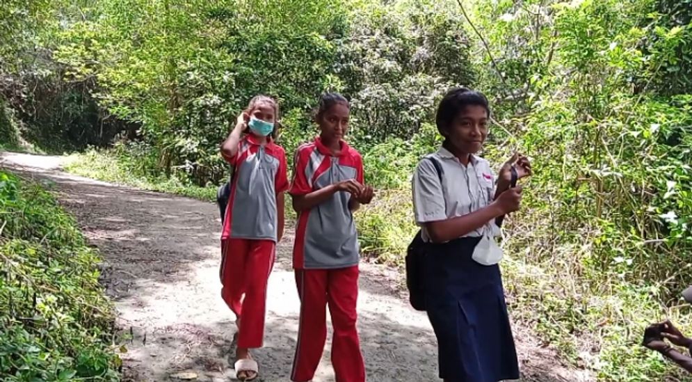 Pelajar SMPN 2 Mego berjalan kaki ke sekolah menempuh jarak 5 km, dalam waktu 2 jam setiap hari.