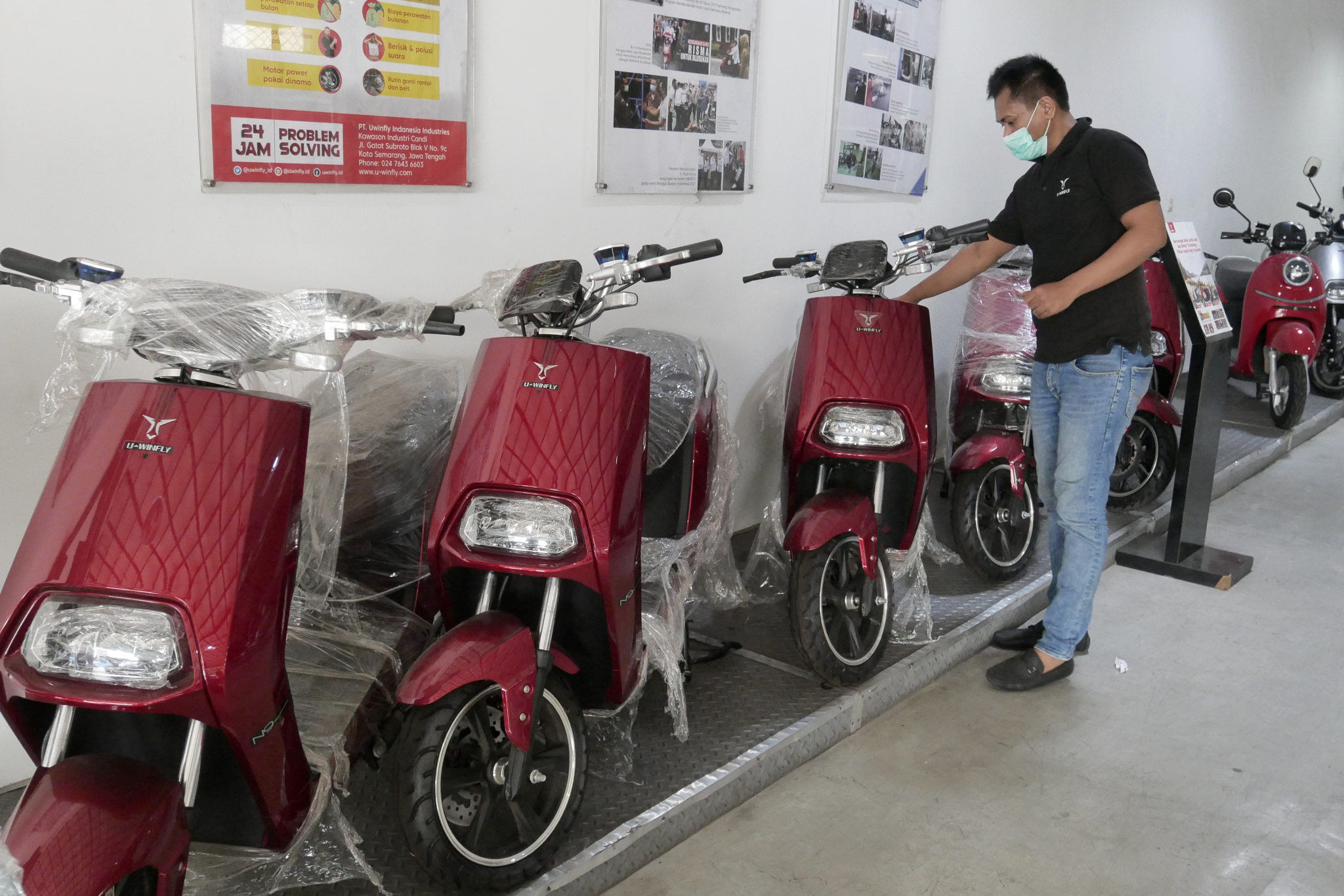 Karyawan memeriksa unit di showroom penjualan sepeda motor listrik Uwinfly dikawasan Otista, Jakarta, Rabu, 24 November 2021. Foto: Ismail Pohan/TrenAsia