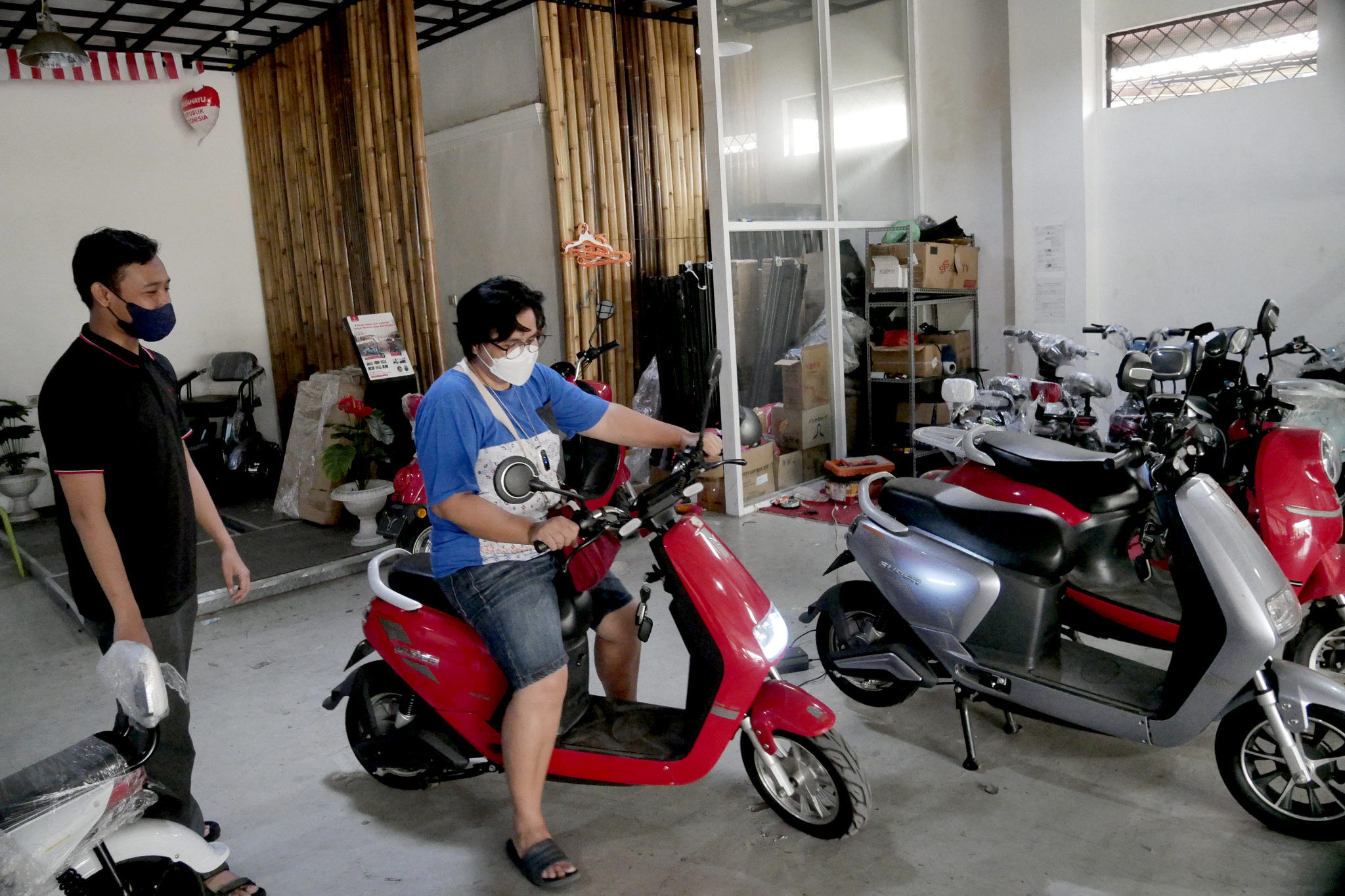 Karyawan melayani calon pembeli di showroom penjualan sepeda motor listrik Uwinfly dikawasan Otista, Jakarta, Rabu, 24 November 2021. Foto: Ismail Pohan/TrenAsia