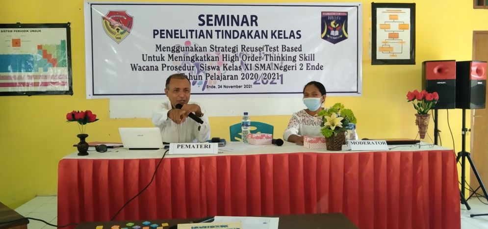 Andreas P. Labuan, S.Pd. M.Pd ( kiri) nara sumber Seminar Penelitian Tindak an Kelas yang diselenggarakan di Aula SMAN 2, Ende, Rabu, 24 November 2021.