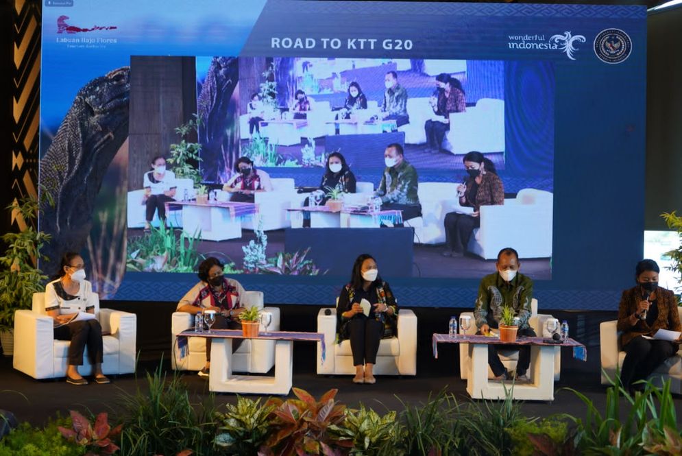Forum Investment Road to KTT G20 dengan tema "Sustainable Tourism and Creative Economy Investment Forum" yang digelar secara hybrid di Hotel Meruorah Labuan Bajo Selasa, 23 Novembern, 2021.