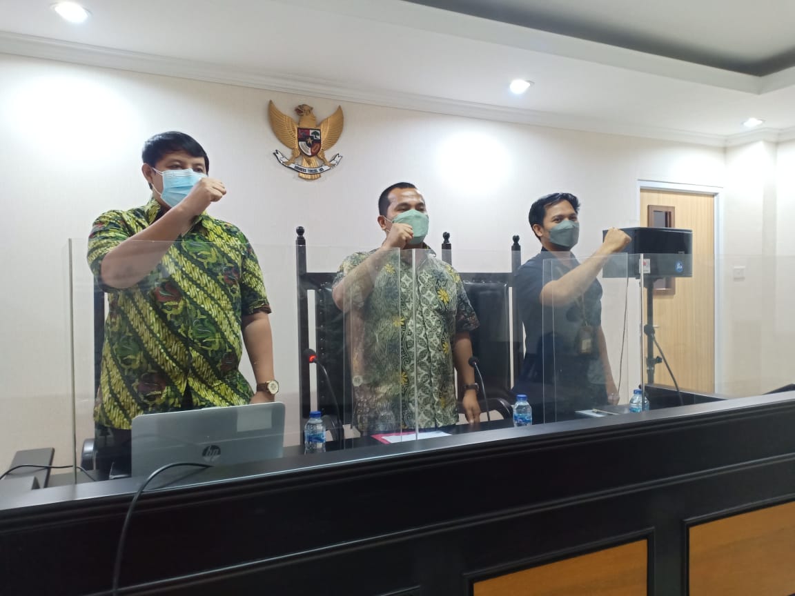 Kepala Kantor KPPU Wilayah V, Manaek SM Pasaribu didampingi Kabid Kajian Advokasi Kanwil KPPU Kalimantan Charisma desta Ardiansyah dan Kabid Penegakan Hukum Kanwil V KPPU Kalimantan, Mansur